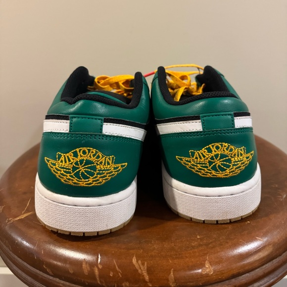 AIR JORDAN 1 LOW SE
"HOLIDAY SPECIAL - MALACHITE GREEN" - Picture 6 of 14